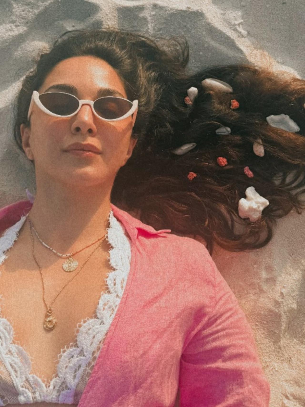 Kiara shared a gorgeous sunkissed puc of her in white and pink dress. What captivated was the beachy accessories over her hair as she has shells around.